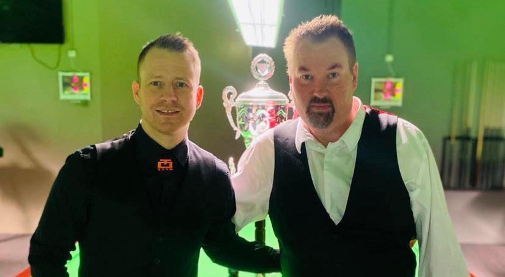 Thorri Jensson and Jóhannes B Jóhannesson pose in front of the Icelandic Snooker Championship trophy.