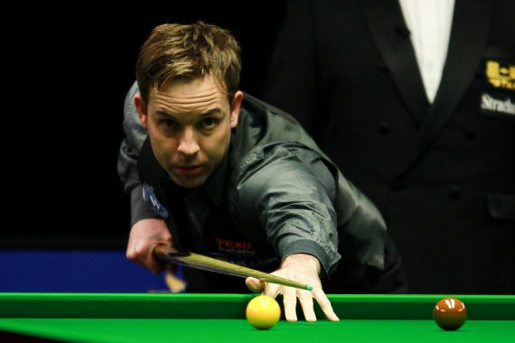 Photo of Ali Carter playing snooker