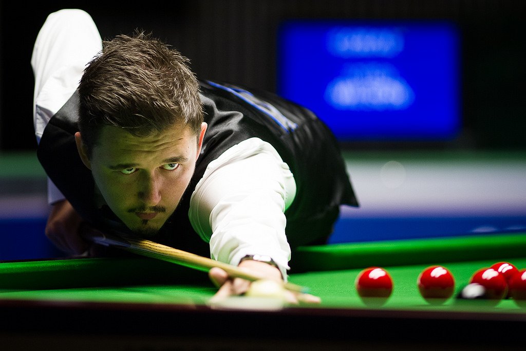 Kyren Wilson plays snooker shot