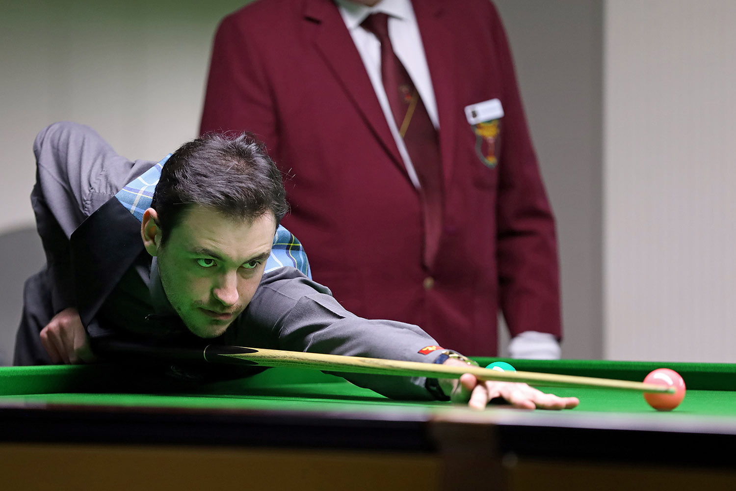 Darryl Hill playing a shot on a snooker table.