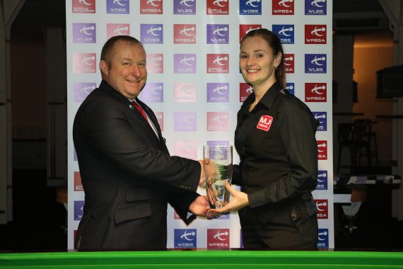 Reanne Evans receiving trophy